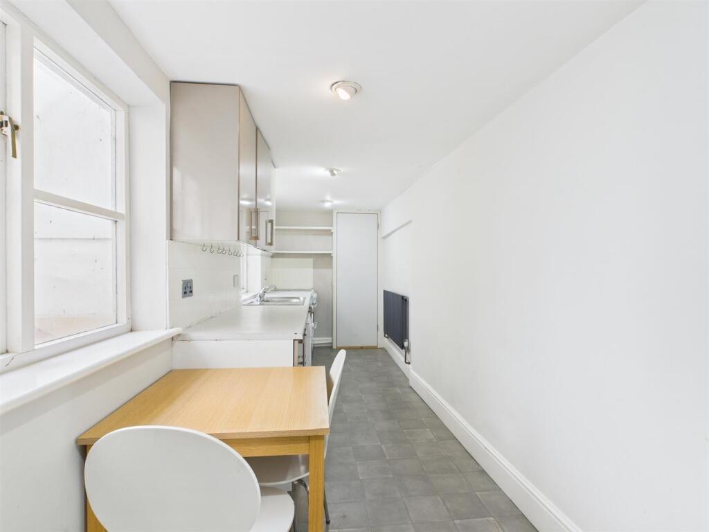 Apartment in Brighton, Queen's Park - More