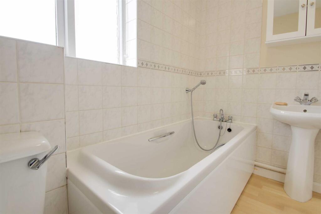 House in Milton Keynes, Furzton - View 4