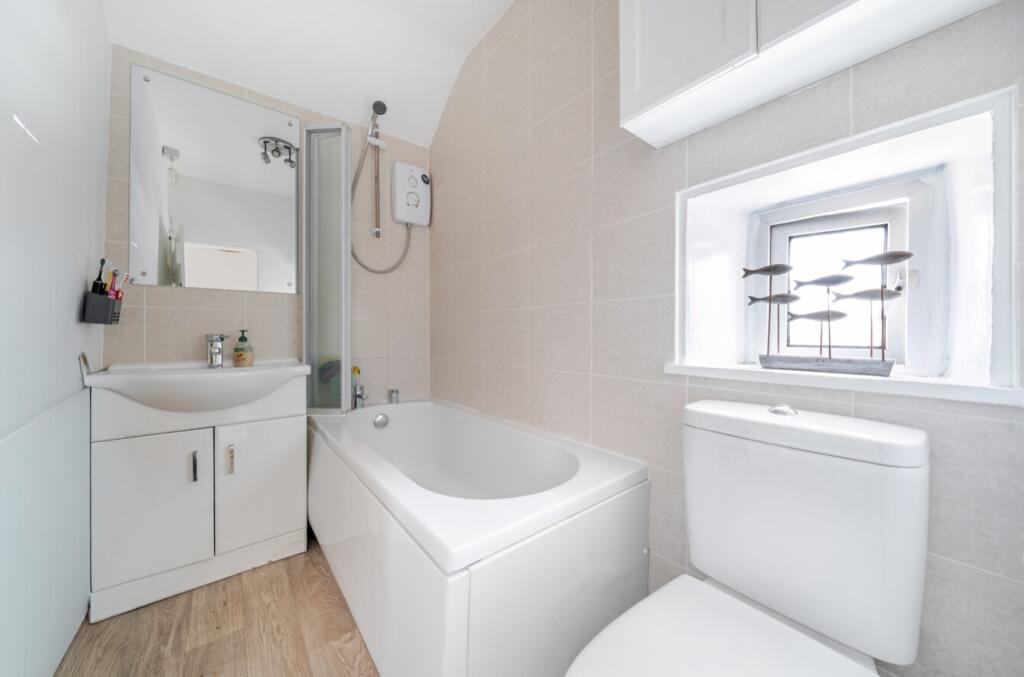 House in South Kesteven, Barrowby - More
