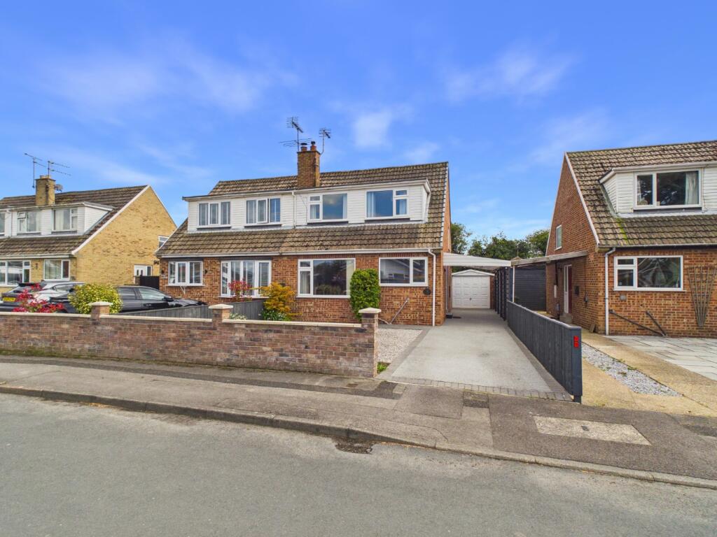 3-bed semi-detached on Mill Falls, Driffield, YO25 5AZ, £215,000