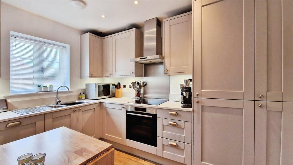 House in Binfield, Bracknell Forest - More
