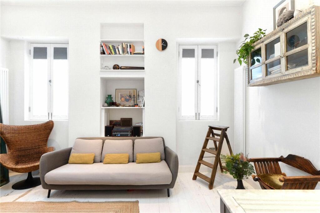 Studio flat on New Cross Road, London, SE14, £250,000