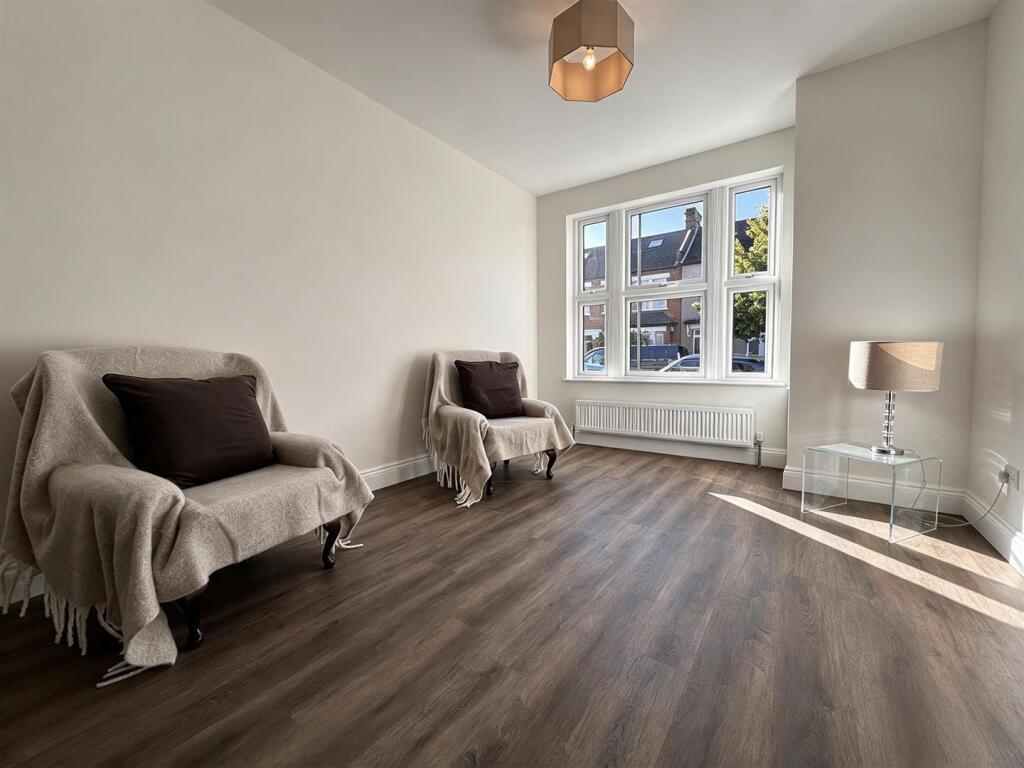 House in London, Bush Hill Park, Southbury - View 4