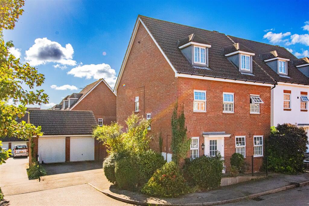 5-bed detached on Rye Close, Burton Latimer, £425,000