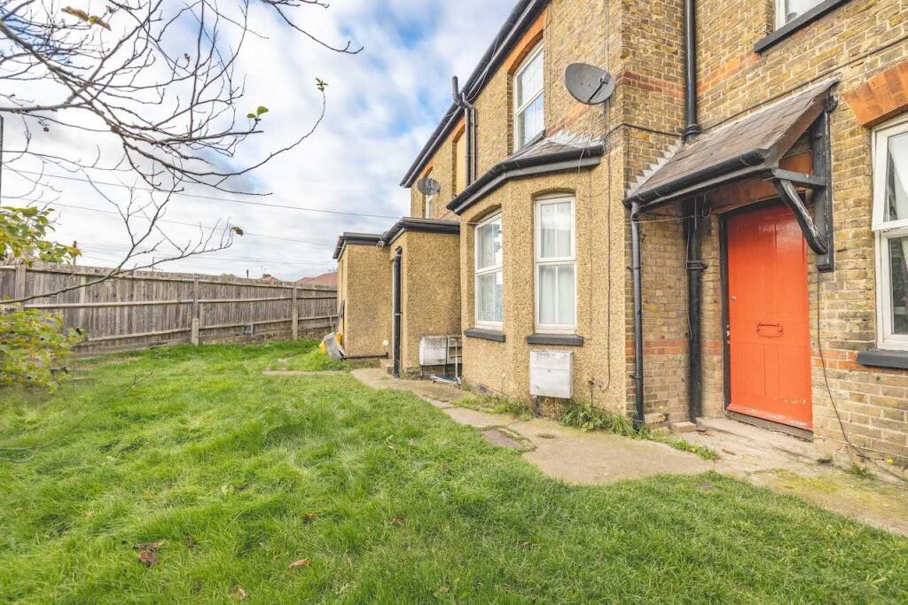 1-bed flat on Uxbridge Road, Slough, SL2, £65,000