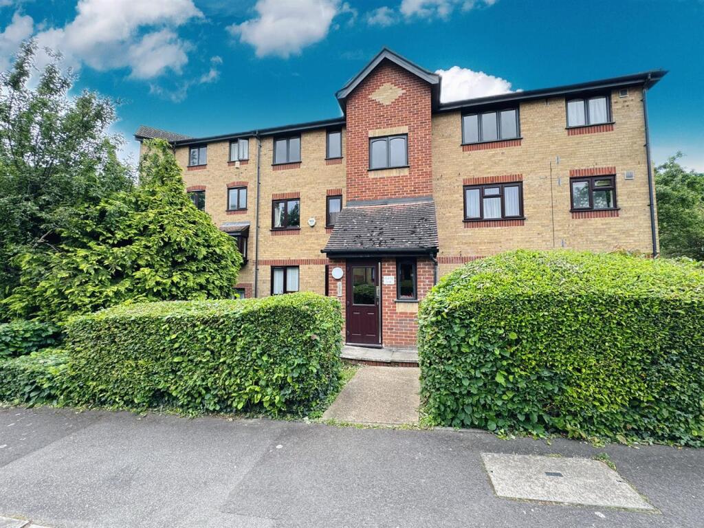 1-bed flat on Wroxall Court, Linnet Way, Purfleet, £160,000