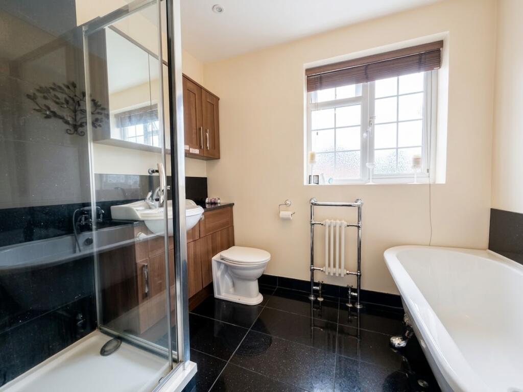 House in Sutton - View 5