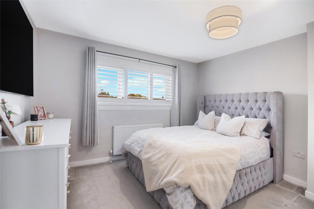 House in Glasgow, Knightswood Park, Blairdardie - More
