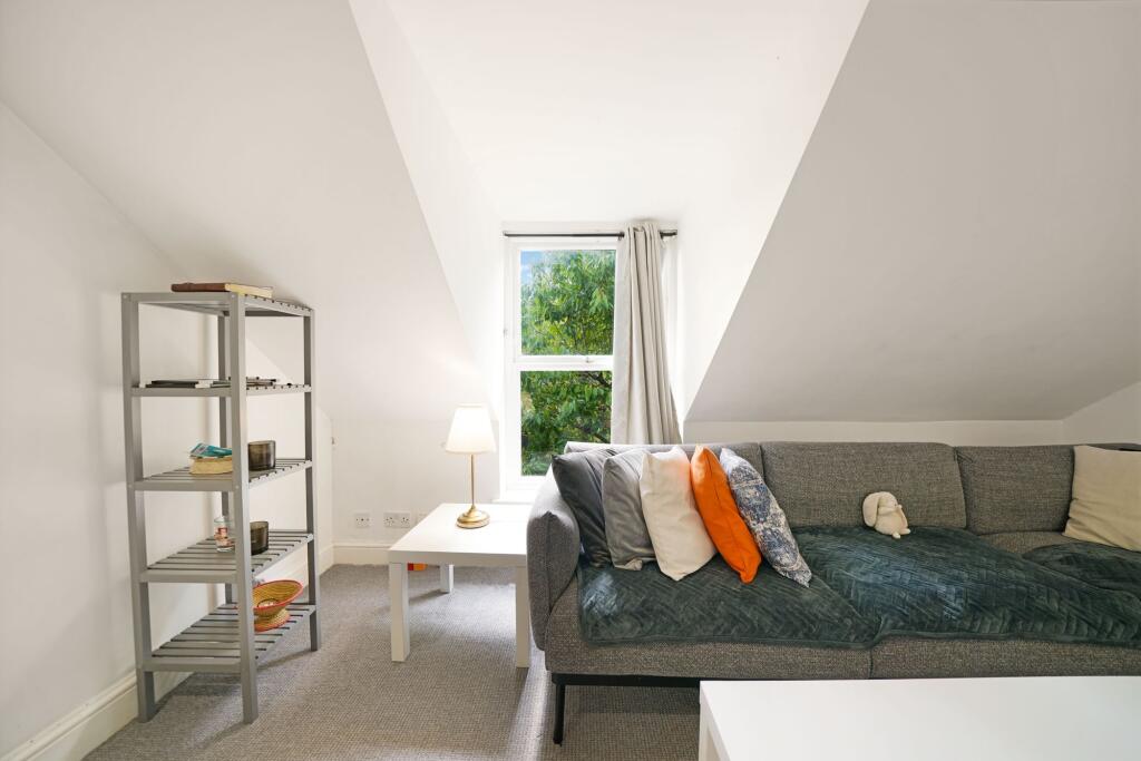 Apartment in Croydon - View 3