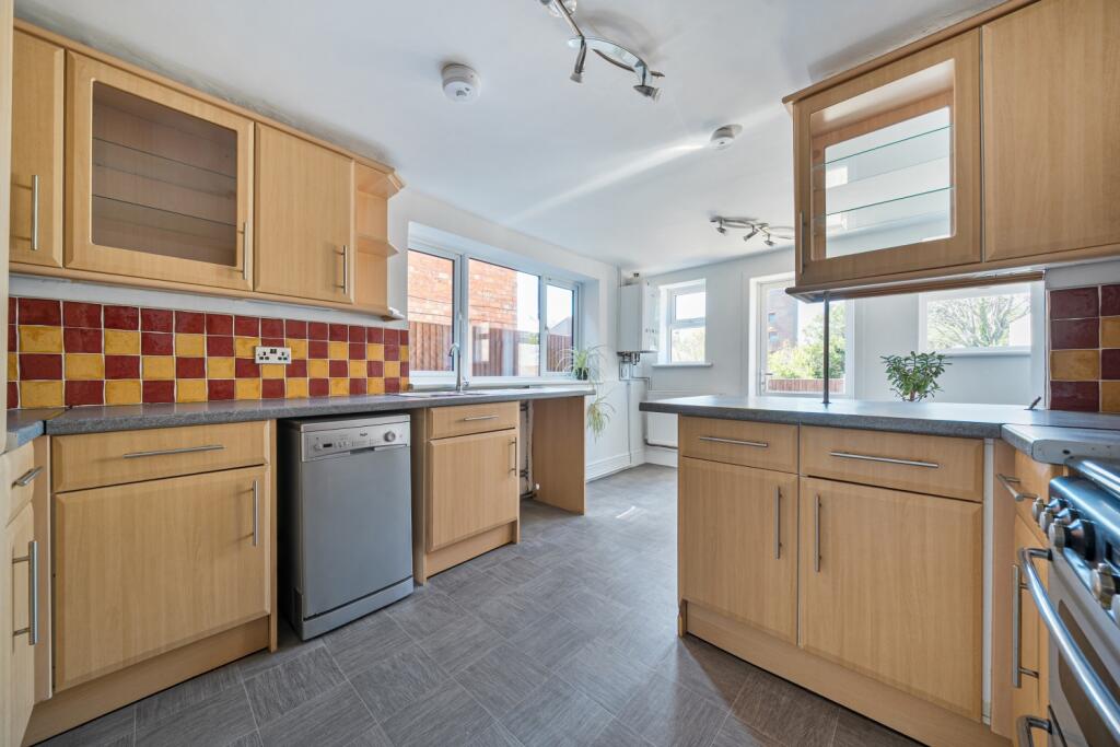 House in Folkestone, Lynwood - More