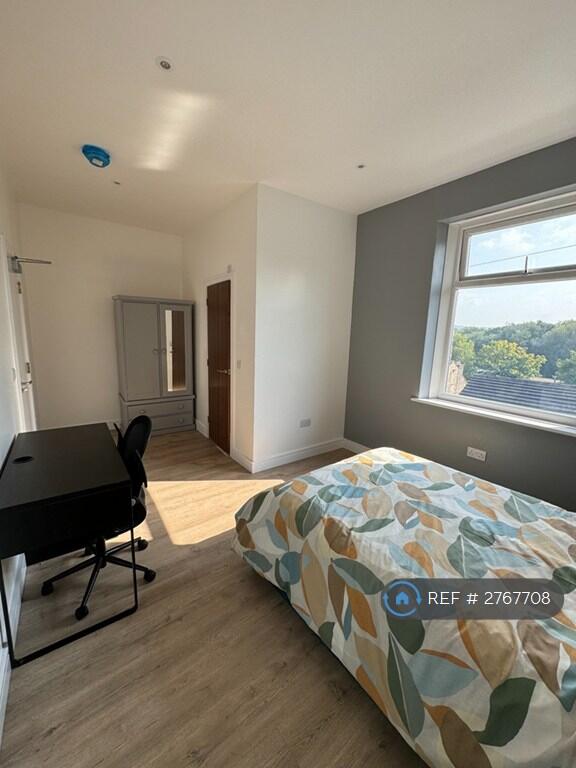 House in Huddersfield - View 3
