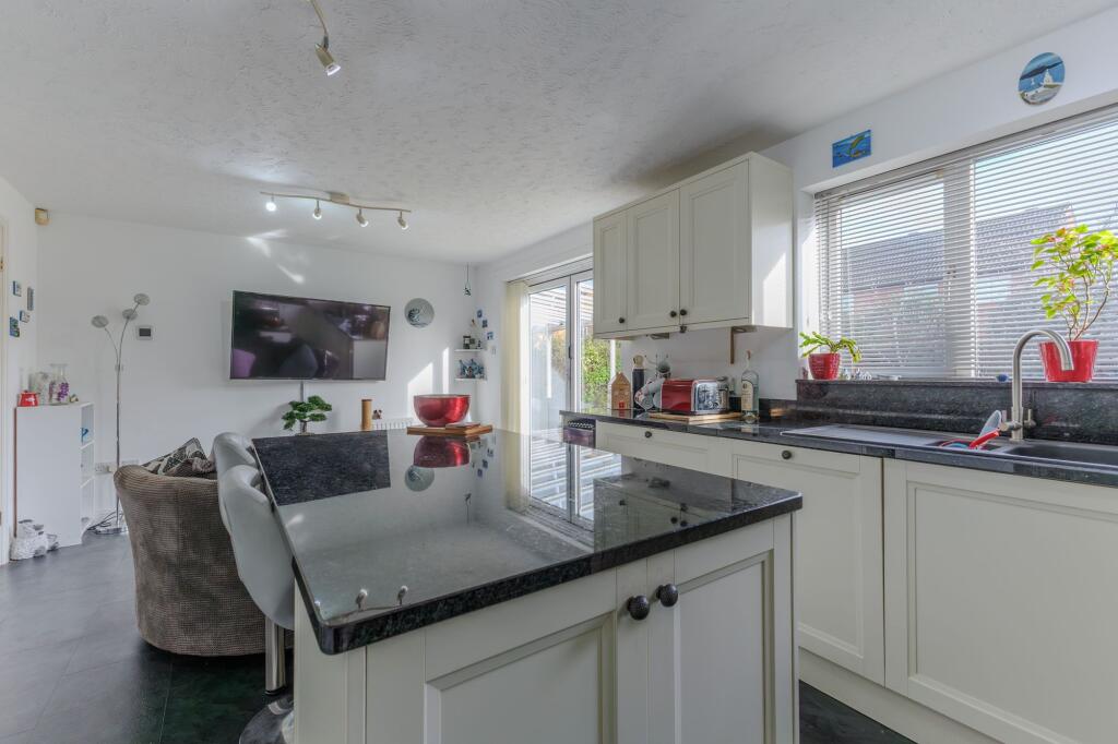Fairwater Close, Evesham, WR11 photo 4