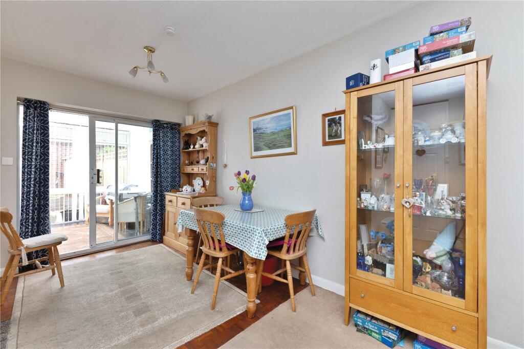 Manor Lea Close, Milford, Godalming, Surrey, GU8 photo 4