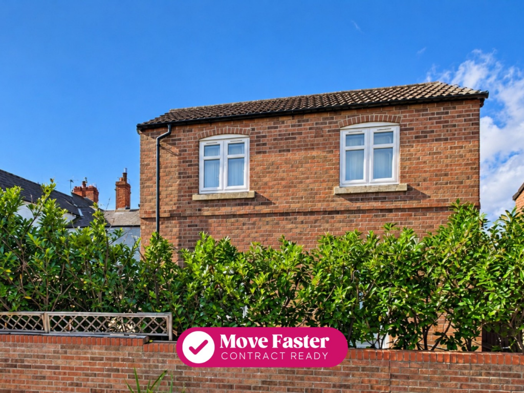 2-bed detached on Noahs Wood Walk, Withernsea, East Riding of Yorkshire, HU19 2BP, £120,000