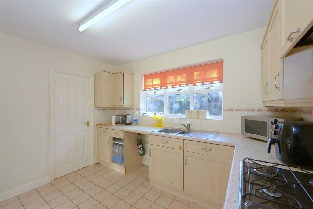 Robert Jones Close, Baschurch, Shrewsbury photo 3