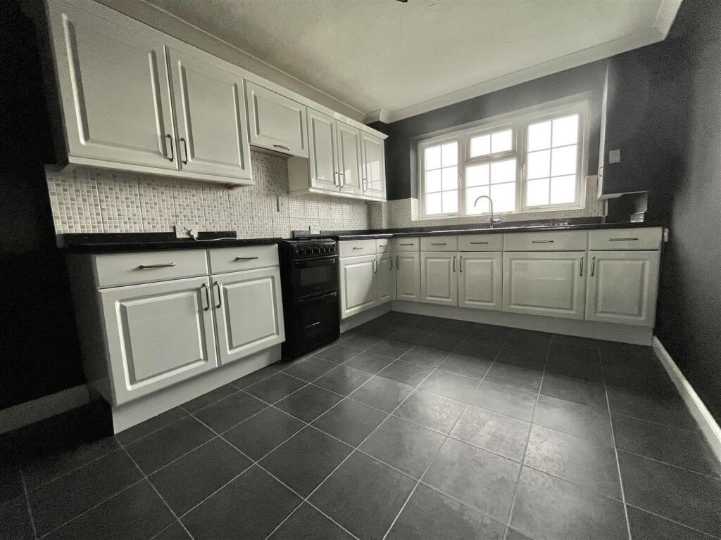 Turpins Court, Holland Road, Holland-on-Sea photo 2