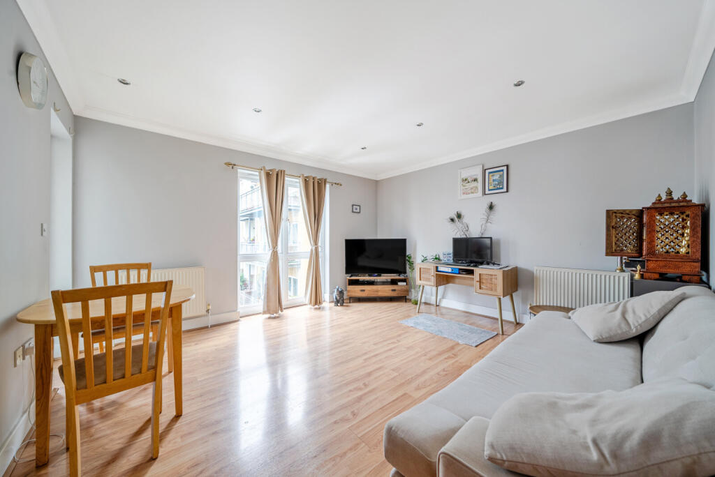 Apartment in Runnymede, Chertsey - View 4