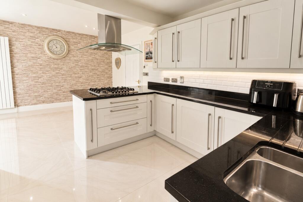 House in Luton - View 5