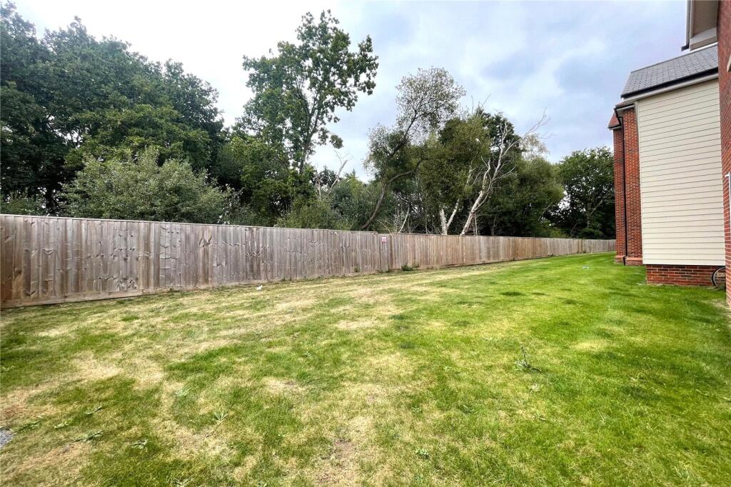 Apartment in Surrey Heath, Surrey - View 5