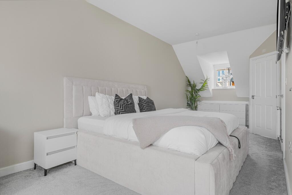 House in Runnymede, Chertsey - More