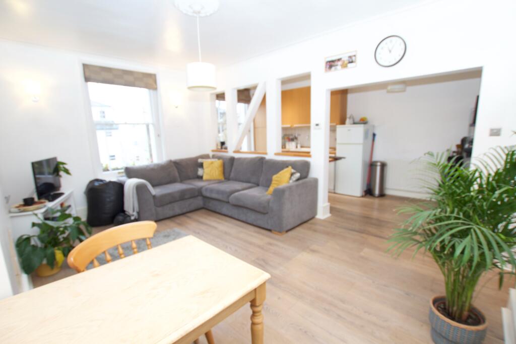 Apartment in Kingston upon Thames - View 3