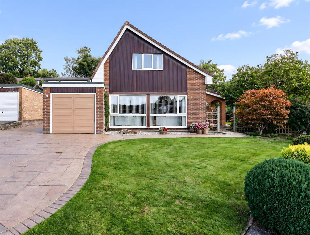 4-bed detached on Springfield Park, Mirfield, £425,000
