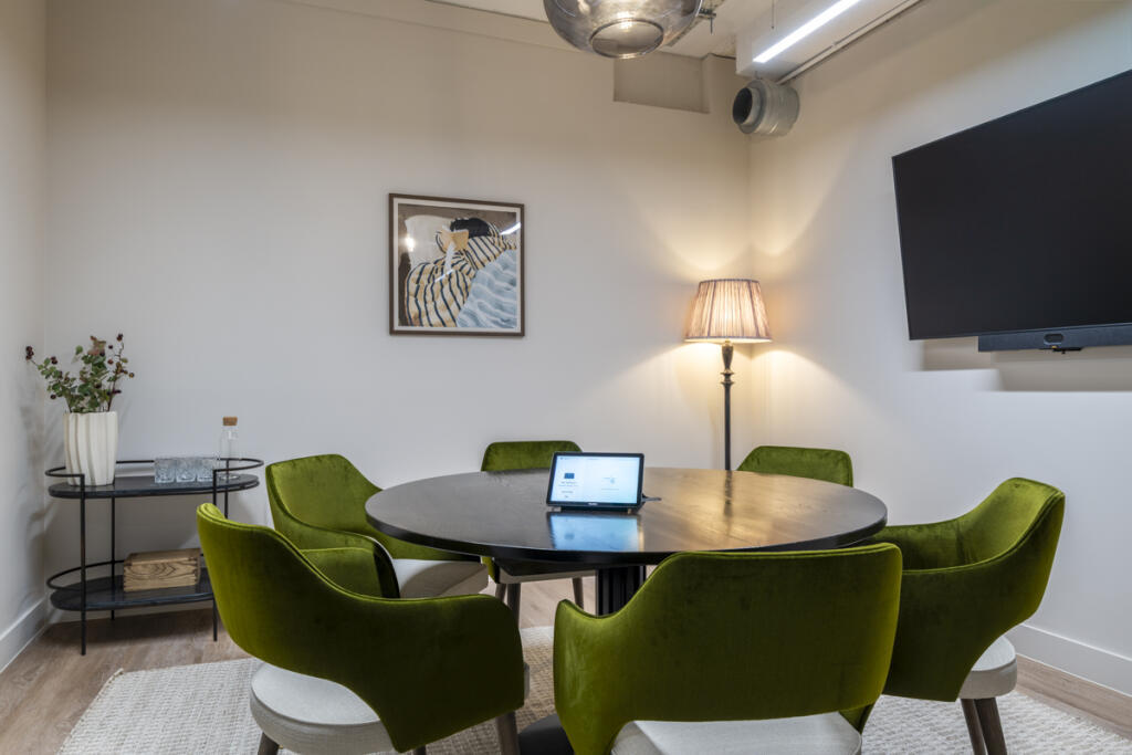 6 Person Meeting Room