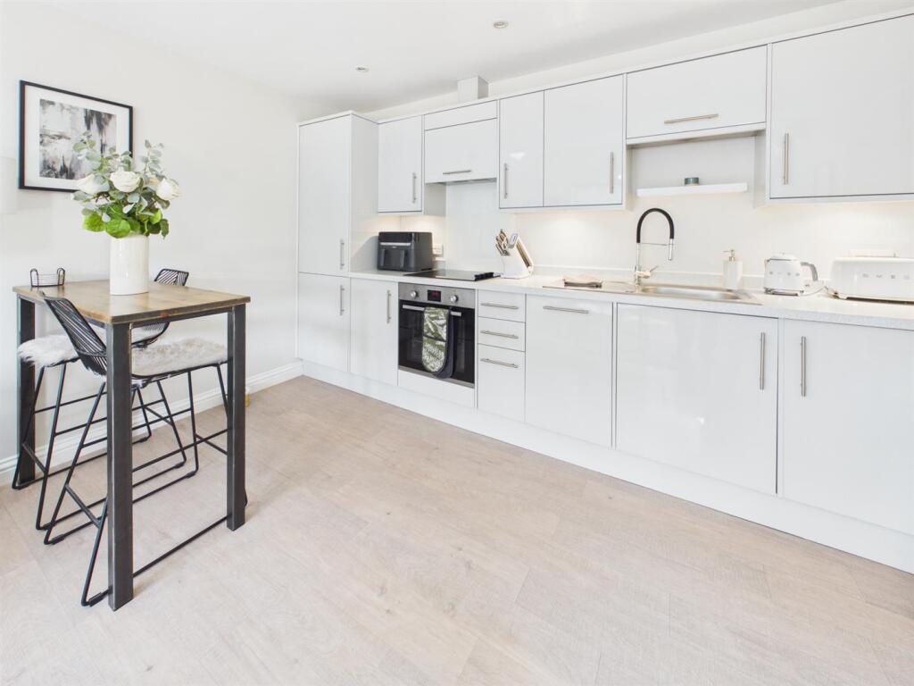 Apartment in Gloucester - View 3