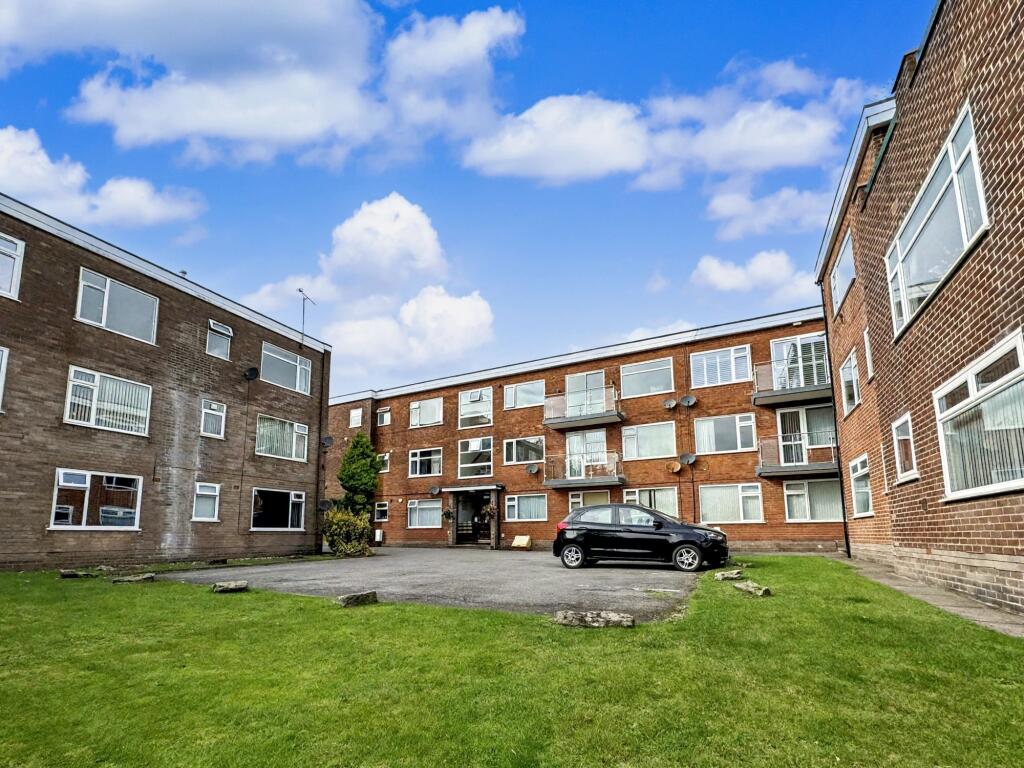 1-bed flat on Dovehouse Close, Whitefield, M45, £80,000