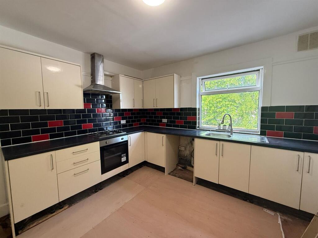 Main image of property: Spacious 3 bed first floor flat available now! Netherton Road, Worksop