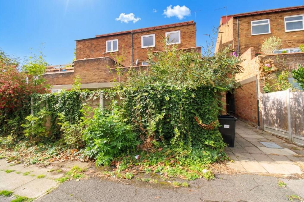 2-bed flat on Little Garth, Basildon, SS13, £225,000