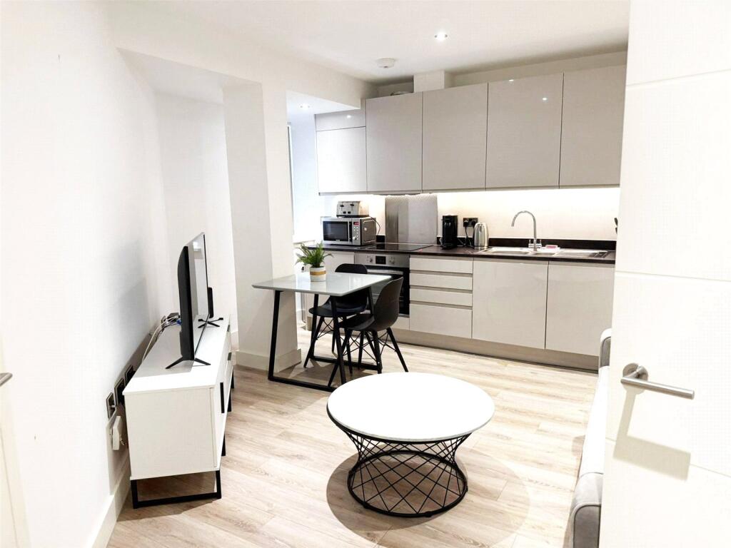 Apartment in Solihull, West Midlands - View 3