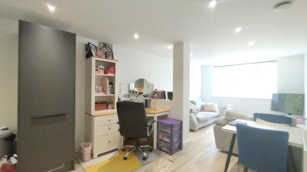 Apartment in Southall - View 4
