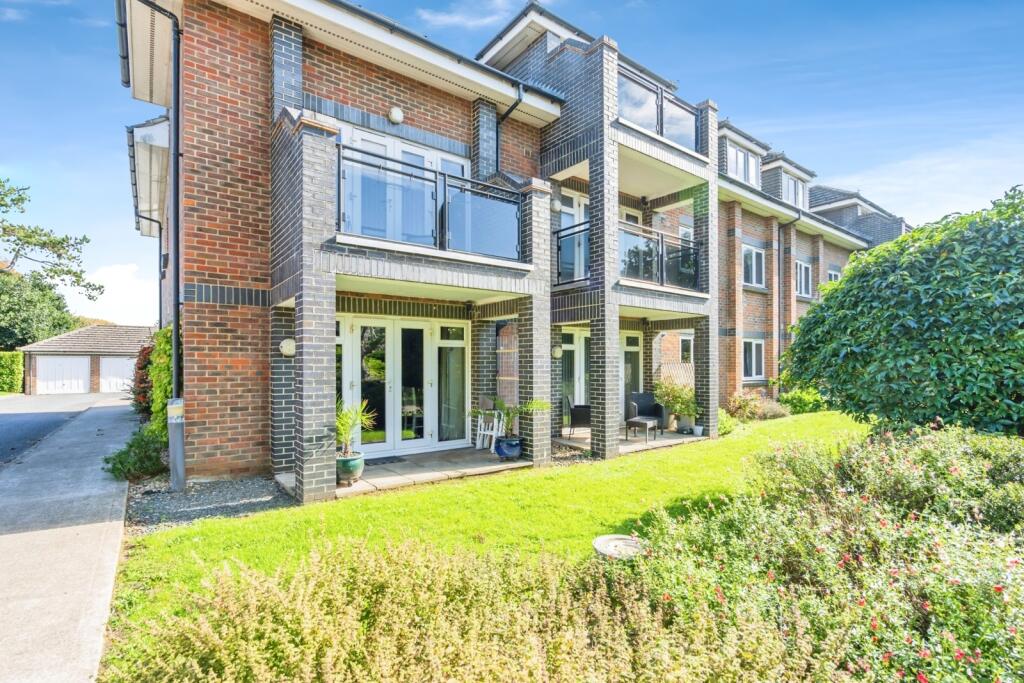 2-bed flat on Sea Front, Hayling Island, Hampshire, PO11, £265,000