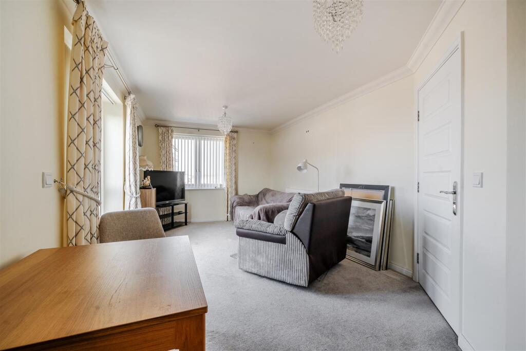 Oscar Lodge, Aylesbury, Buckinghamshire photo 4