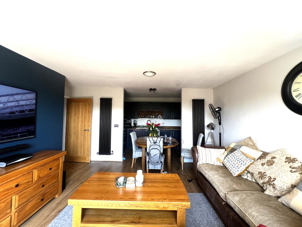 Apartment in Redhill - More