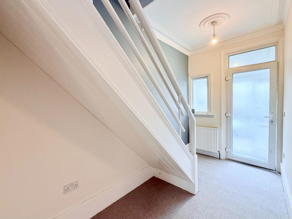 Brightwell Avenue, Westcliff-On-Sea, Essex, SS0 photo 2