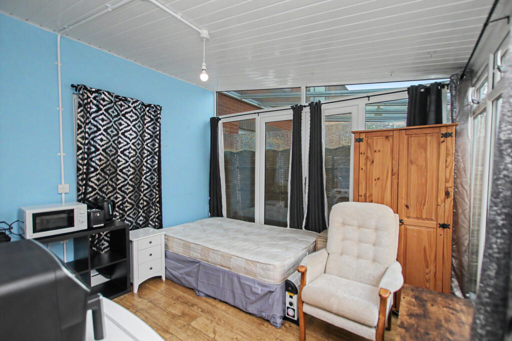 Apartment in Southampton - View 3