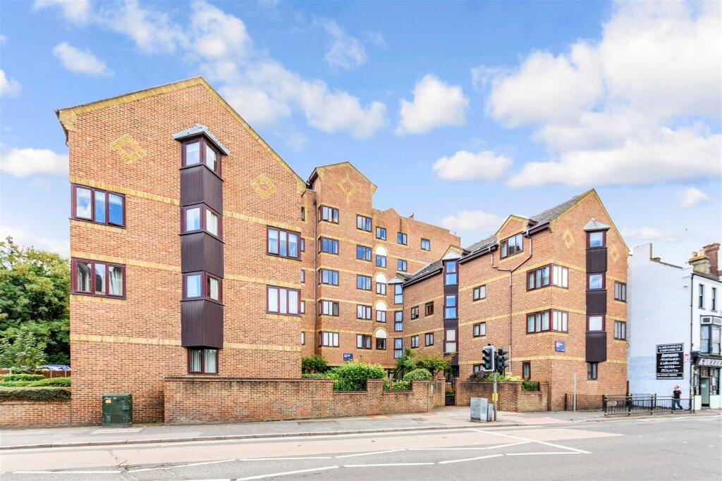Apartment in Rochester, Kent - View 2