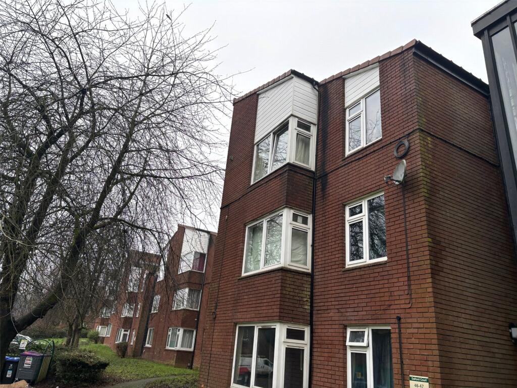 1-bed flat on Dalford Court, Hollinswood, Telford, TF3, £75,000
