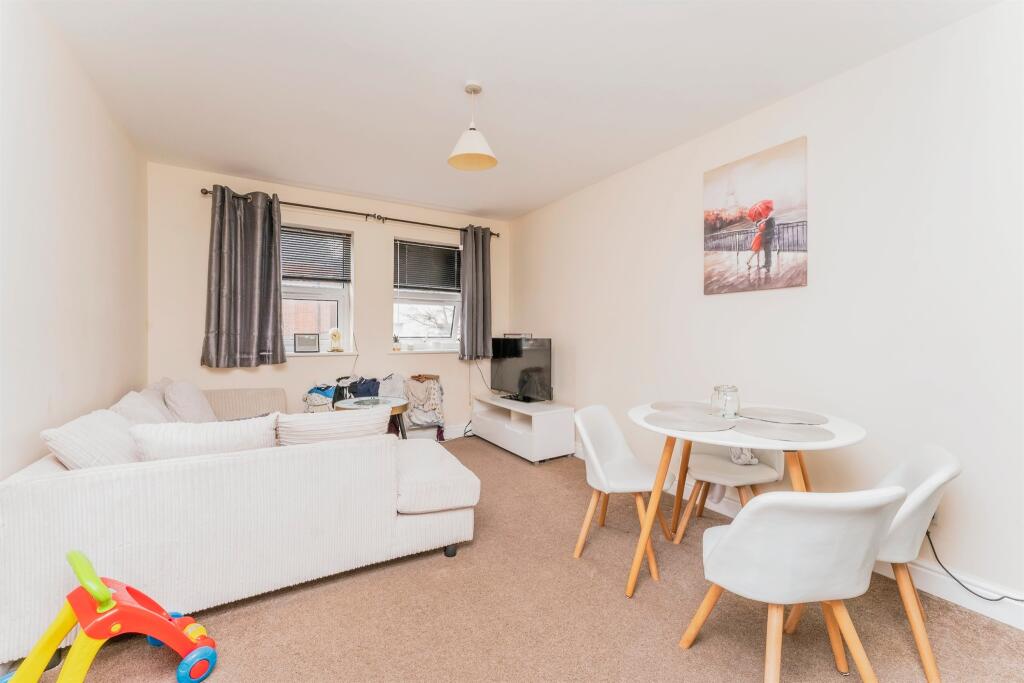 Apartment in Kettering, North Northamptonshire - More