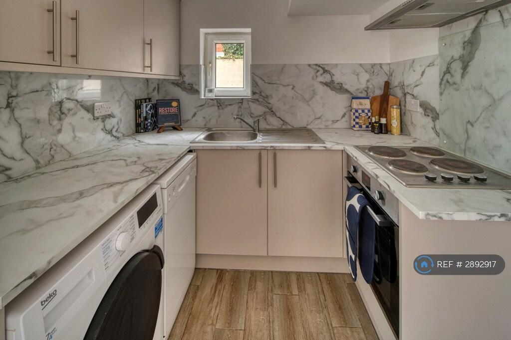 4 bedroom semi-detached house for rent