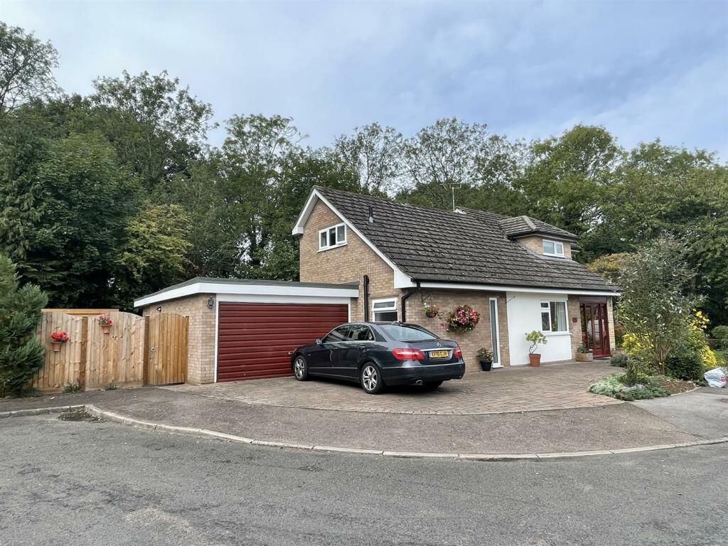 3-bed detached on Angus Close, Thurnby, £425,000