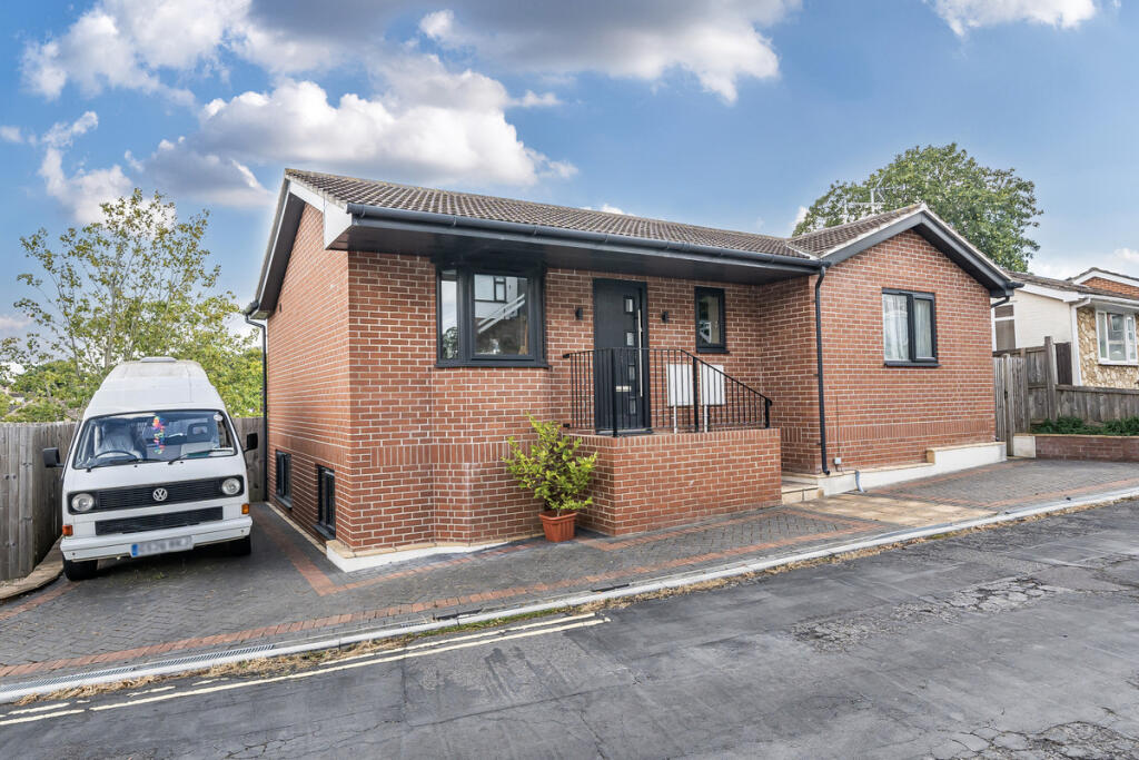 3 bed detached - Clumber Drive, Frome, BA11 image 4