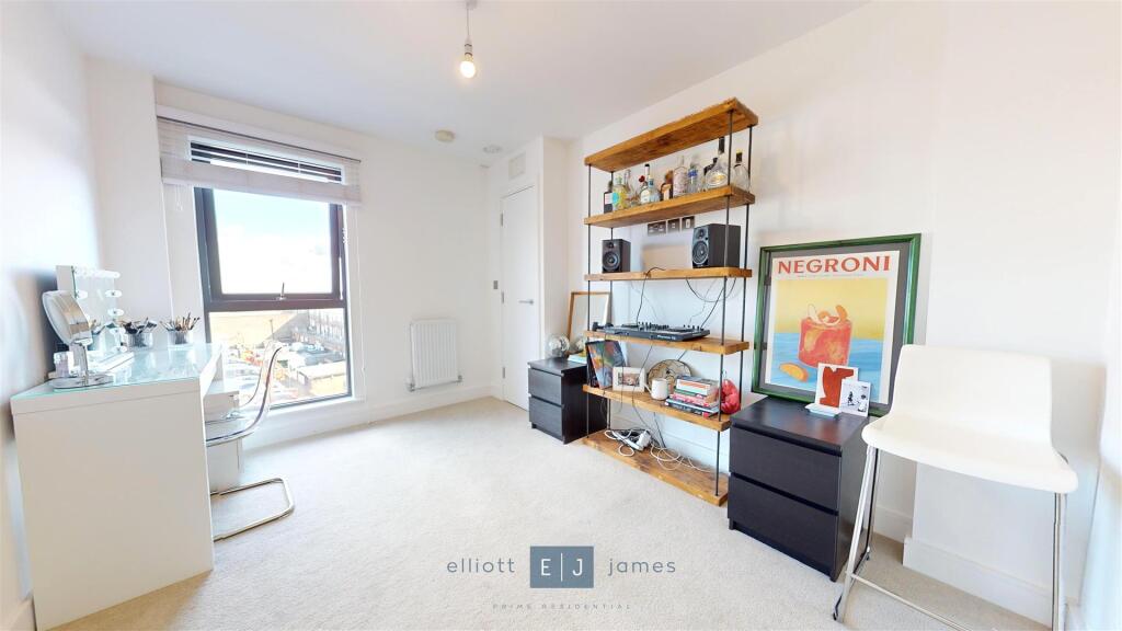 Apartment in Epping Forest, Loughton - More