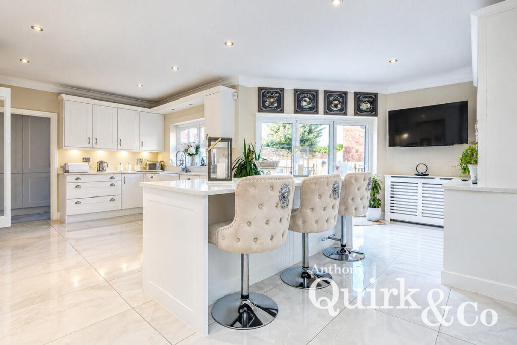 House in Castle Point, Canvey Island - More