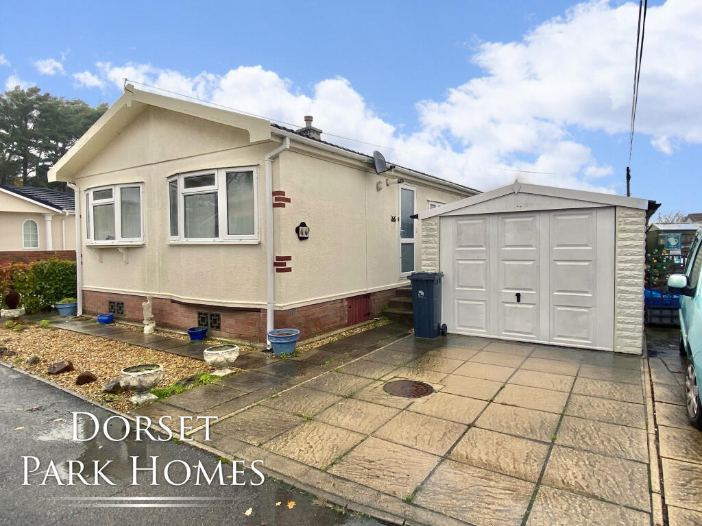 2-bed caravan on Holton Heath Park, Wareham Road, Poole, Dorset, BH16, £150,000