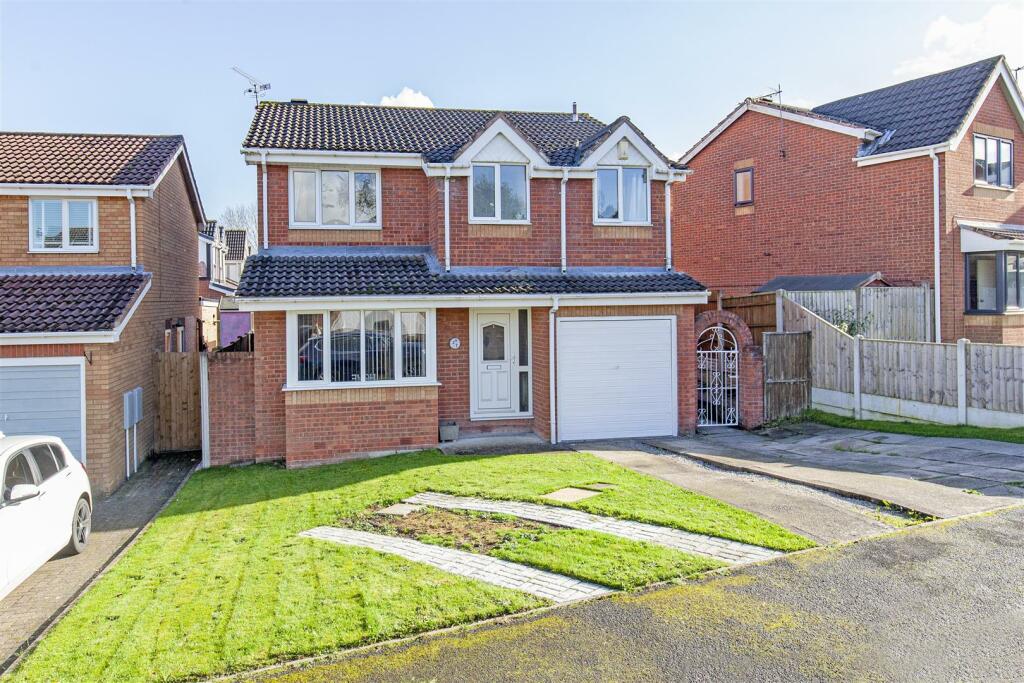 4-bed detached on Pond Lane, New Tupton, Chesterfield, £280,000