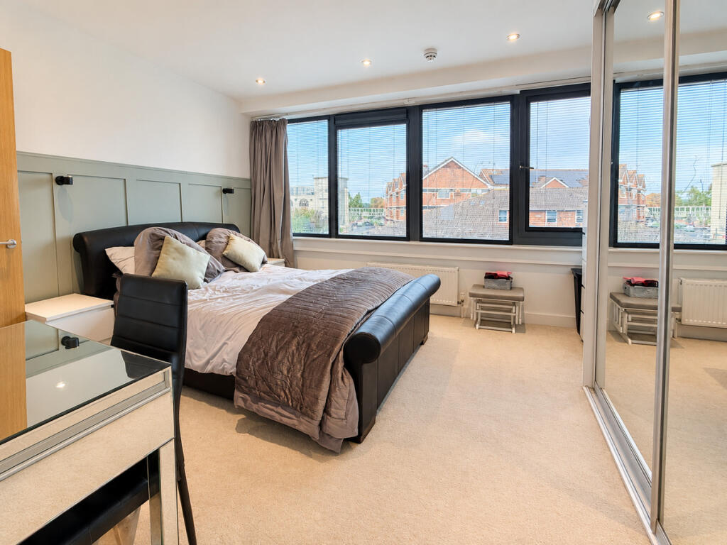 Apartment in Poole, Longfleet - More