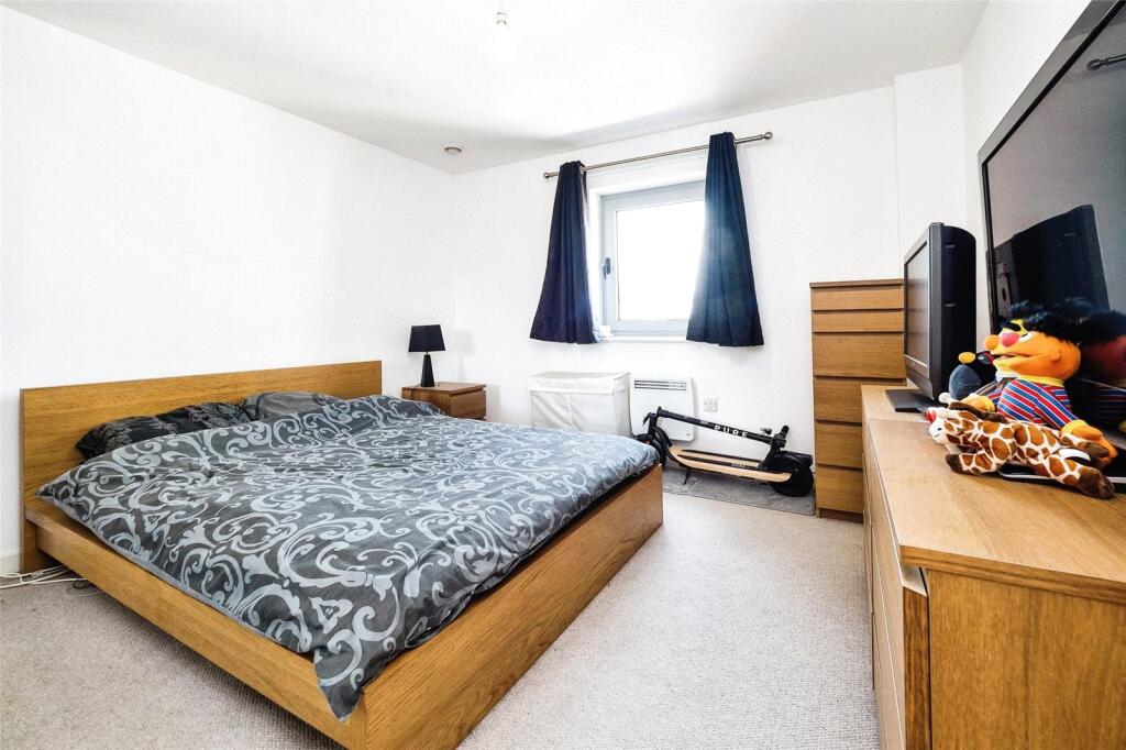 Queen Mary Avenue, London, E18 - More
